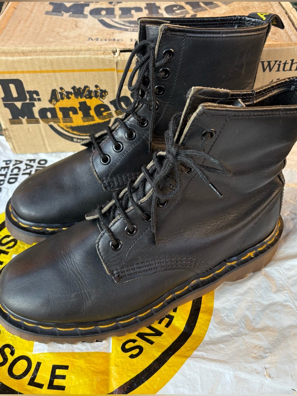 Dr. Martens vintage 1989 black  boots. Excellent condition. Orig Box & Bag